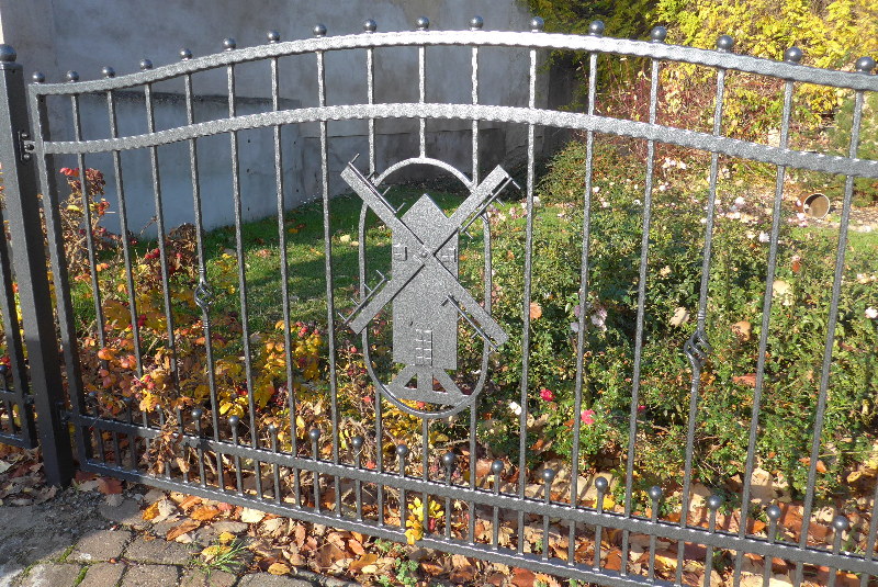 Detail des Zauns mit symbolisierter Bockwindmühle